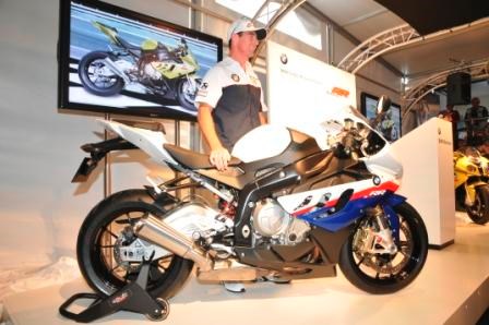 Ο Troy Corser δίπλα στη νέα BMW